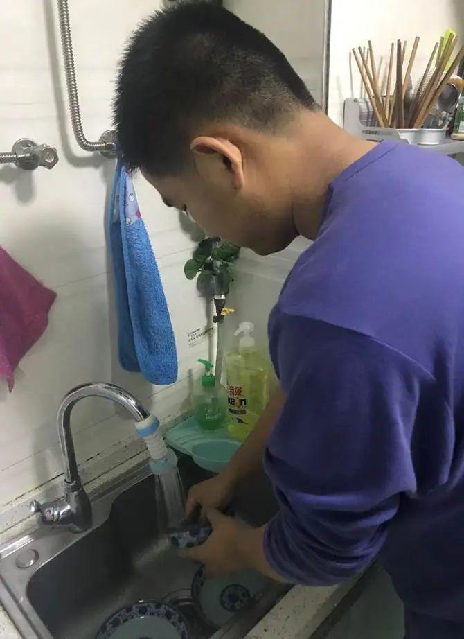 吴秀芬同学在厨房洗碗周恩梁同学在卧室拖地潘容与同学与父亲对弈象棋