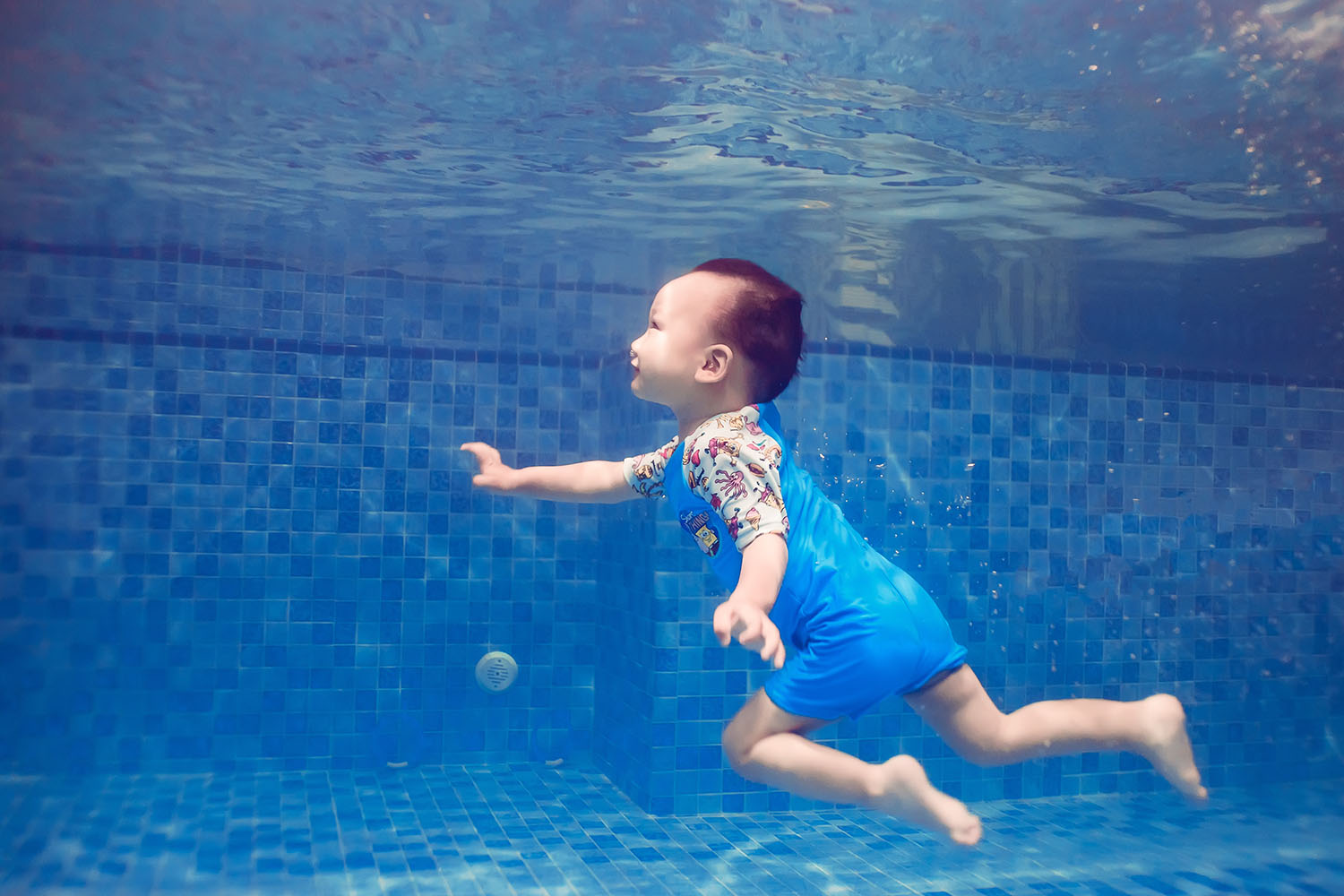 新生儿游泳图片