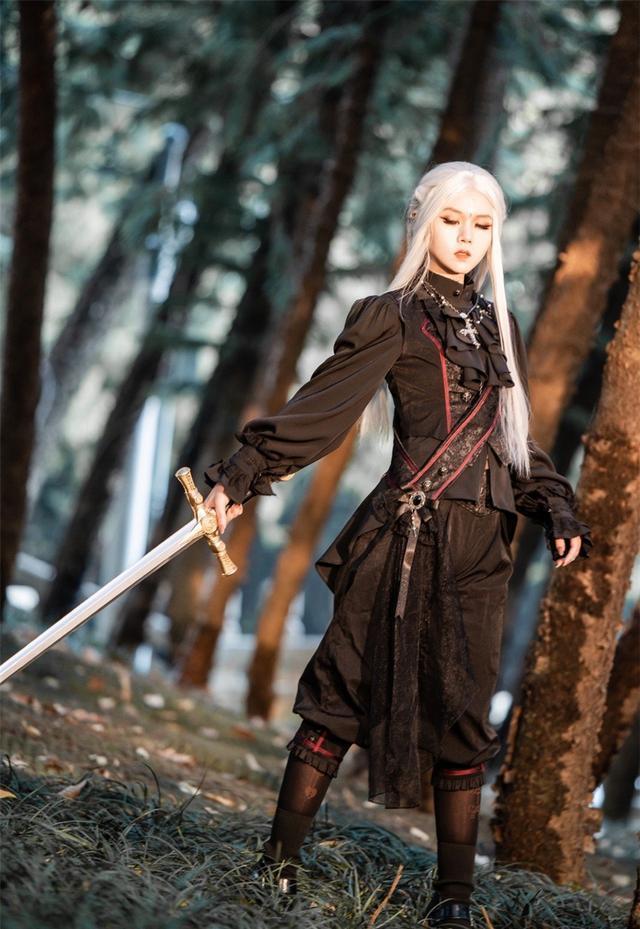 除了军lo以外,这些"骑士风"洛丽塔也不容错过,甜酷lo娘的最爱