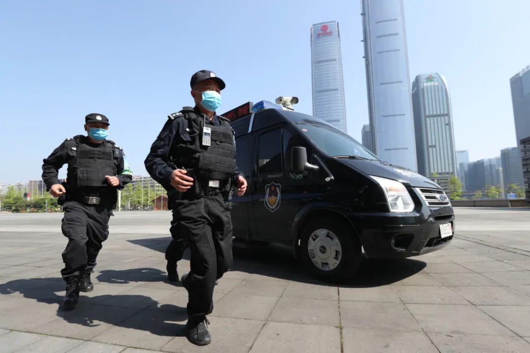 贵阳特警网格为民群众点赞车轮上的警察