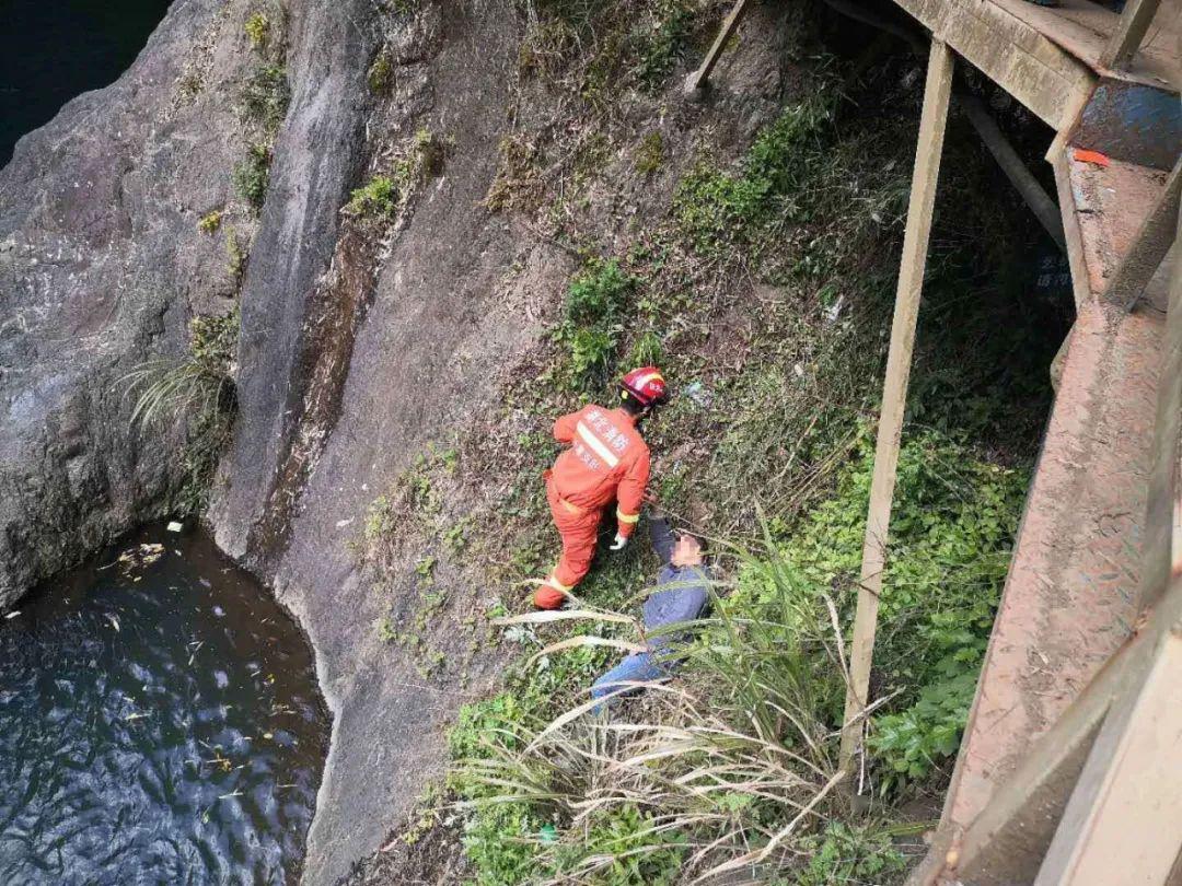 支隊竹溪大隊接到報警稱: 竹溪縣中峰鎮龍王灘 一男子失足掉落懸崖