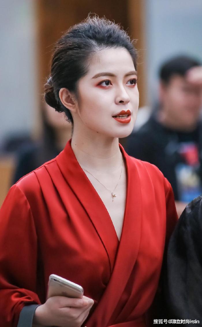 原创气质贵妇穿烈焰红浴袍裙深红眼影搭配朱红唇妆气场如火焰般燃烧