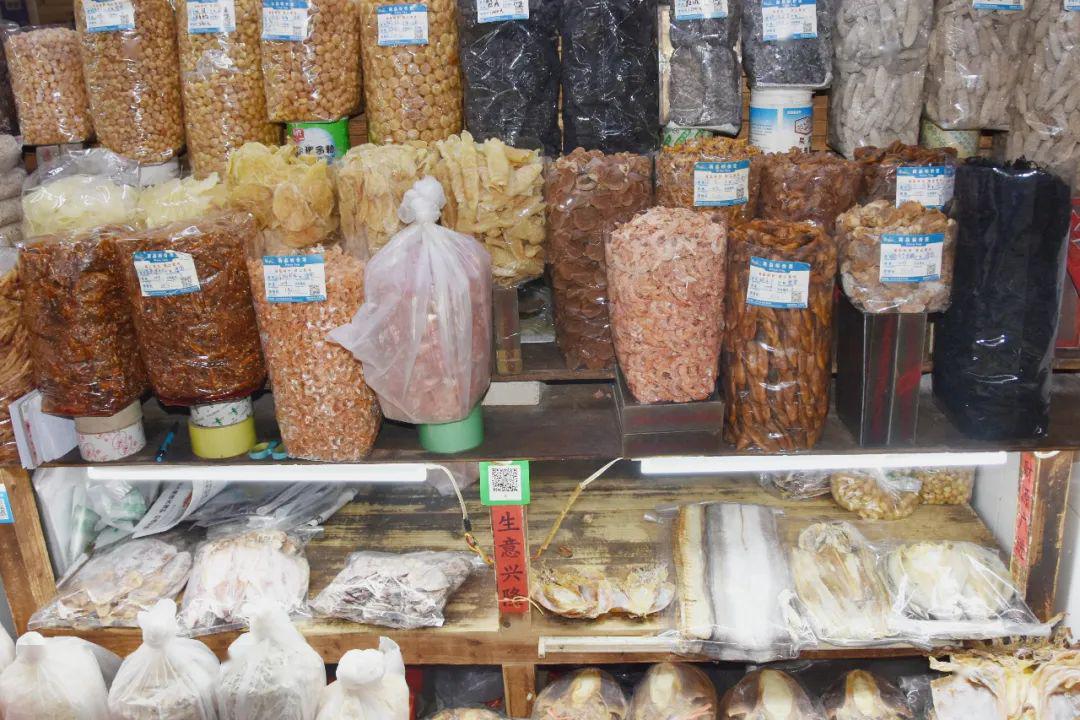 组到胜利路鸿港海鲜批发市场和第一农贸市场,实地调研海干产品加工