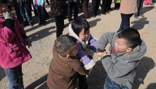 5岁女儿被同学揪头发,妈妈做法被狂赞,远离欺凌这3种方法最管用