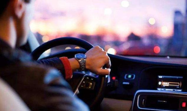 开车出行,一"手"不能二用