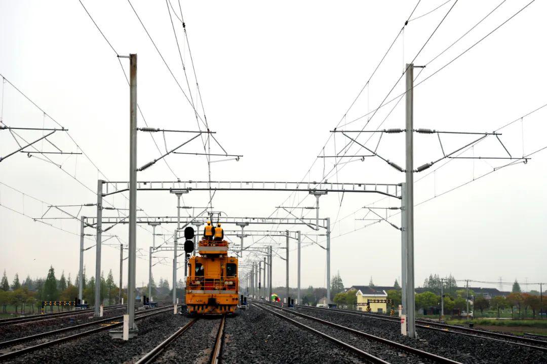 滬通鐵路接觸網工程熱滑試驗接觸網送電以後,熱滑試驗也即將開始,這是