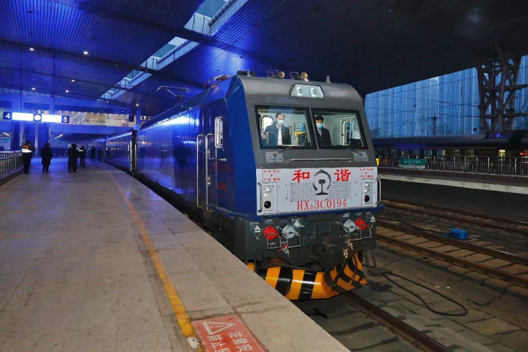 讲赞职工镜头聚焦7053次公益慢火车