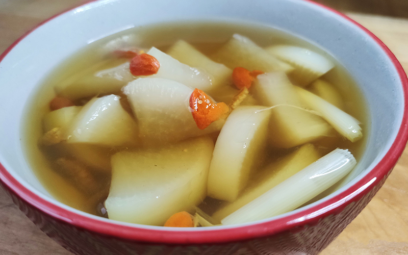 3,陈皮萝卜汤:材料:白萝卜1个,陈皮10g,生姜10g,葱头10g,冰糖10g,枸杞