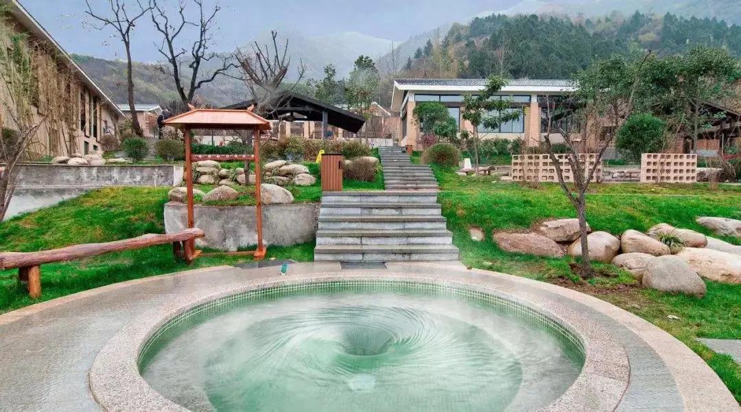 红格温泉疗养对人体具有较高的医疗保健功能,浴后皮肤柔和而不滑腻