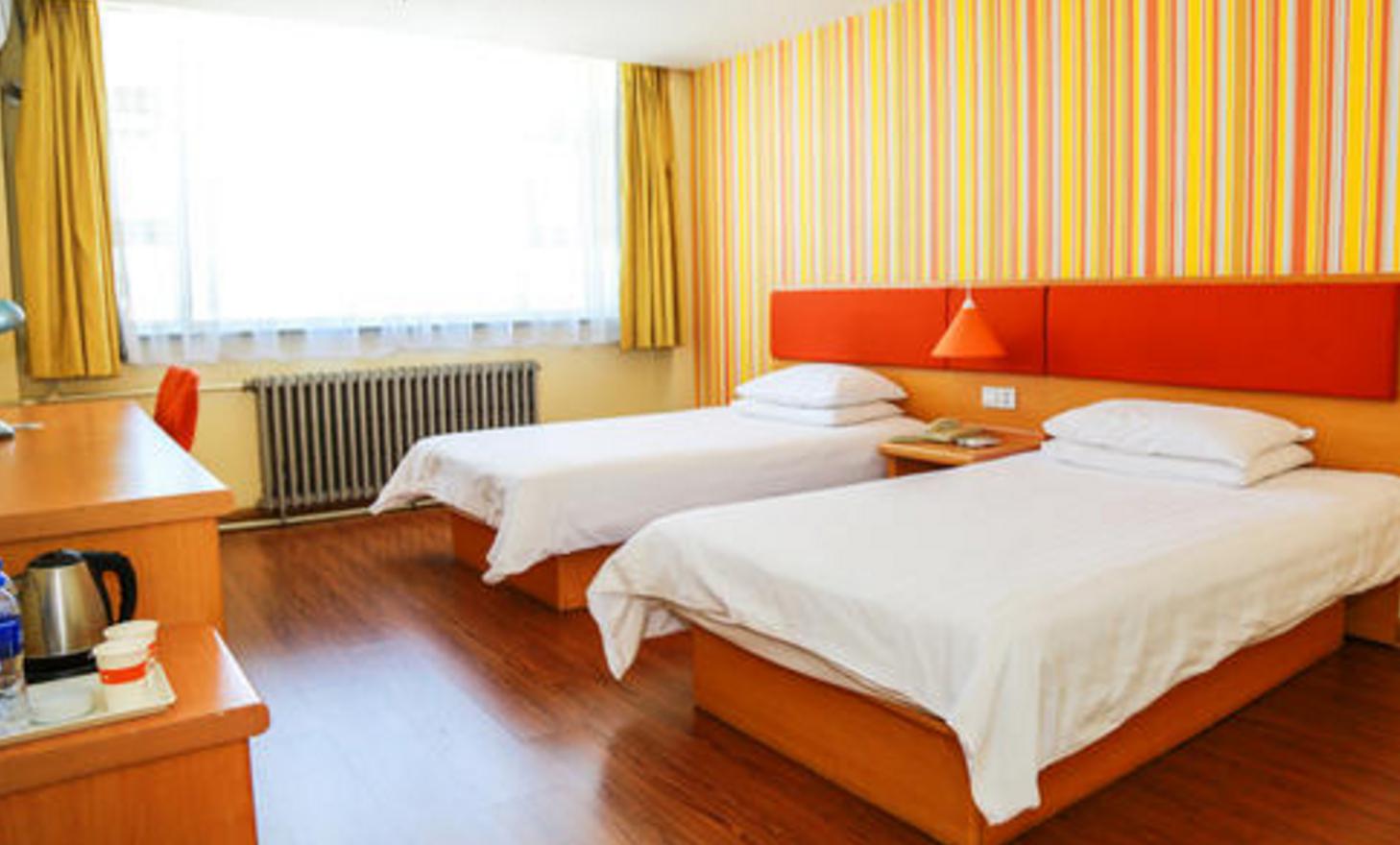 如家酒店就率先采用了这种策略,简化了大堂和前台等外观装饰,减去了不