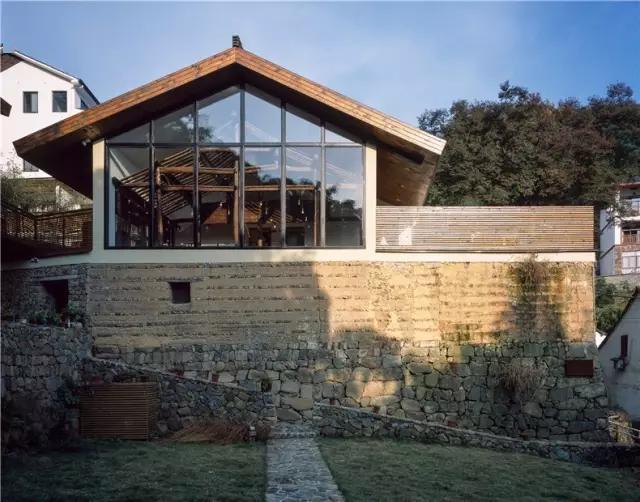 百年老宅改造用夯土木构唤醒乡情