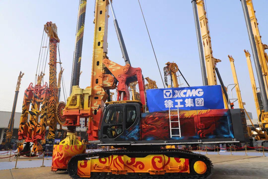 交车安徽首台徐工最新款旋挖钻机360e亮相明光市