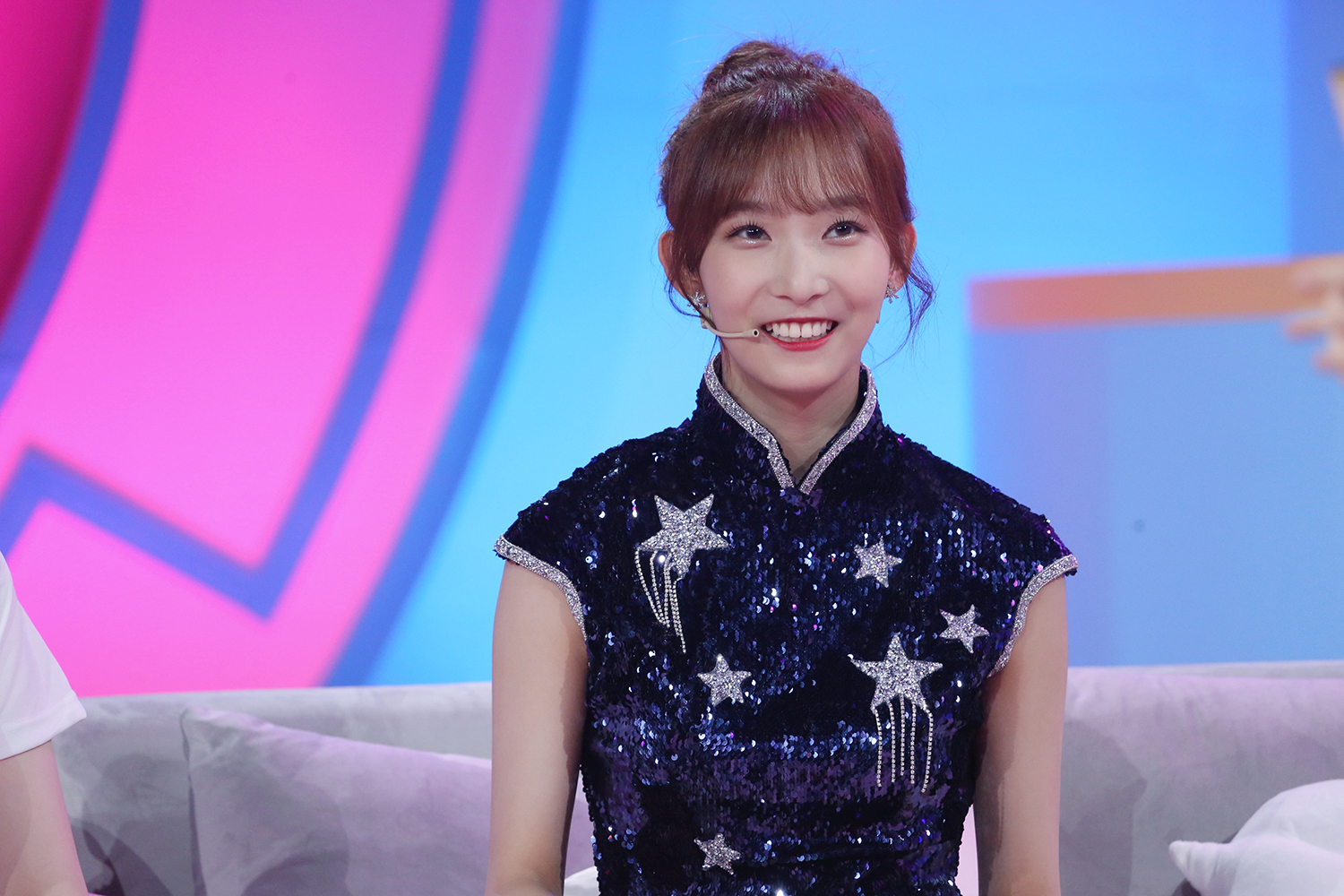 高颖浠玩游戏的朋友星星旗袍配丸子头俏皮满分