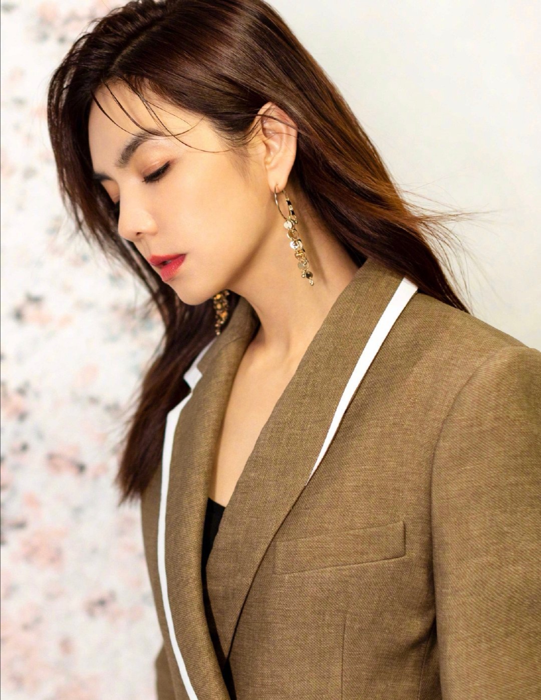 原创39岁ella气质现身为人母后女人味更足印花雪纺衬衫成熟有内涵