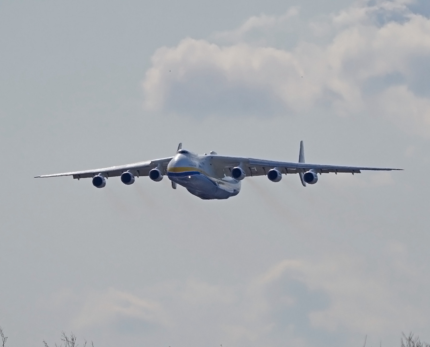 世界最大飞机安225满载中国医疗物资飞抵波兰