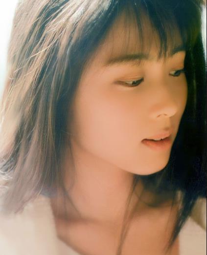 相信看过动画的都对这首歌比较熟悉,这位歌手名叫坂井泉水,1991年出道