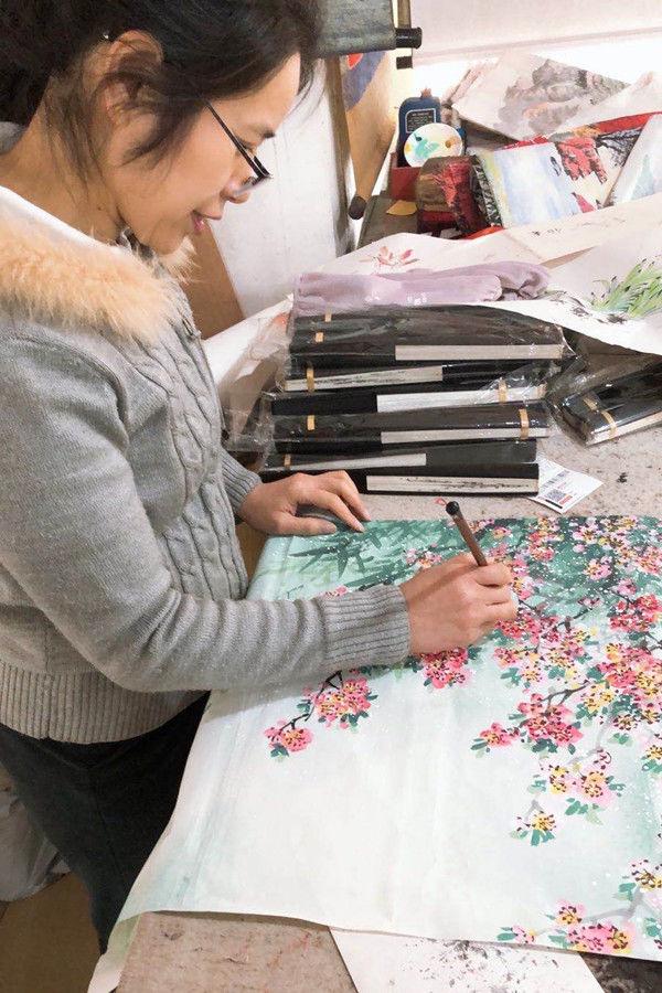 今天给大家带来现代艺术画家曾素珍的作品,让大家感受艺术的独特魅力