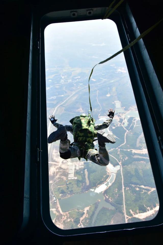 从军23载安全组织20000人次的跳伞这个特战伞王有点猛