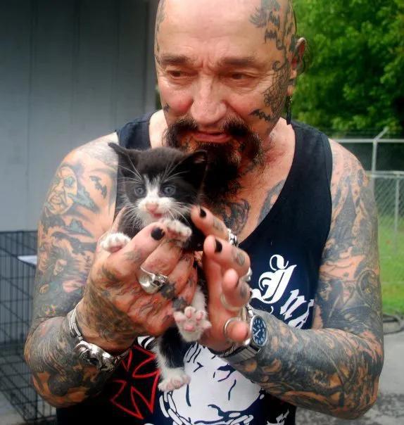 "我们不打动物,只打人!"这群花臂纹身大汉,实力演绎铁汉柔情