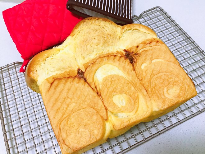 原创超软能拉丝的奶油吐司喜欢吃面包一定要试试店里的销冠就是它