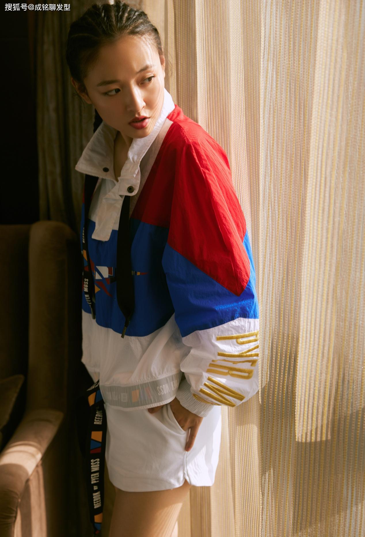 原创吴倩无名指截止引猜测牛仔服配短裤青春时尚扎蜈蚣辫清新灵动