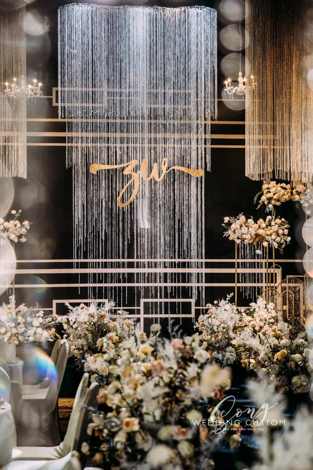 盖茨比风格的轻奢婚礼,黑金配色的闪亮装饰,线条带来的现代简约