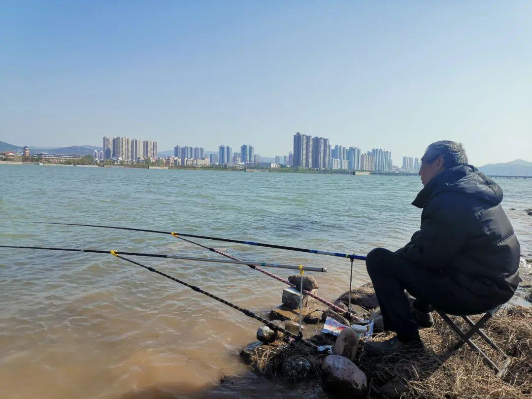 作为前坪水库库区移民,69岁的杜战主搬迁过来后,生活环境得到极大改善