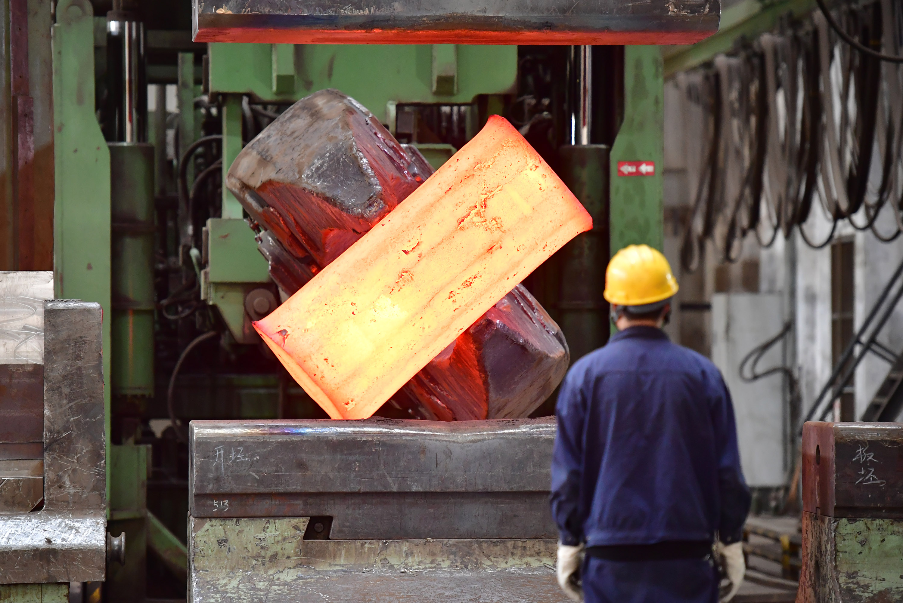 制造产业蓬勃发展4月14日,在位于宝鸡市高新区的宝钛集团锻造车间内