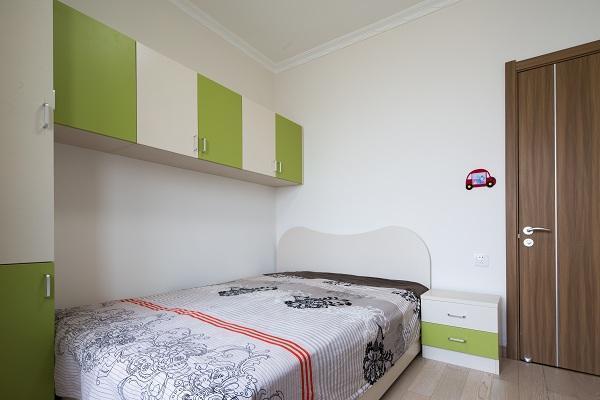 傻媳妇在儿童房床上打个吊柜,朋友都说这媳妇胆太大了,真敢做!