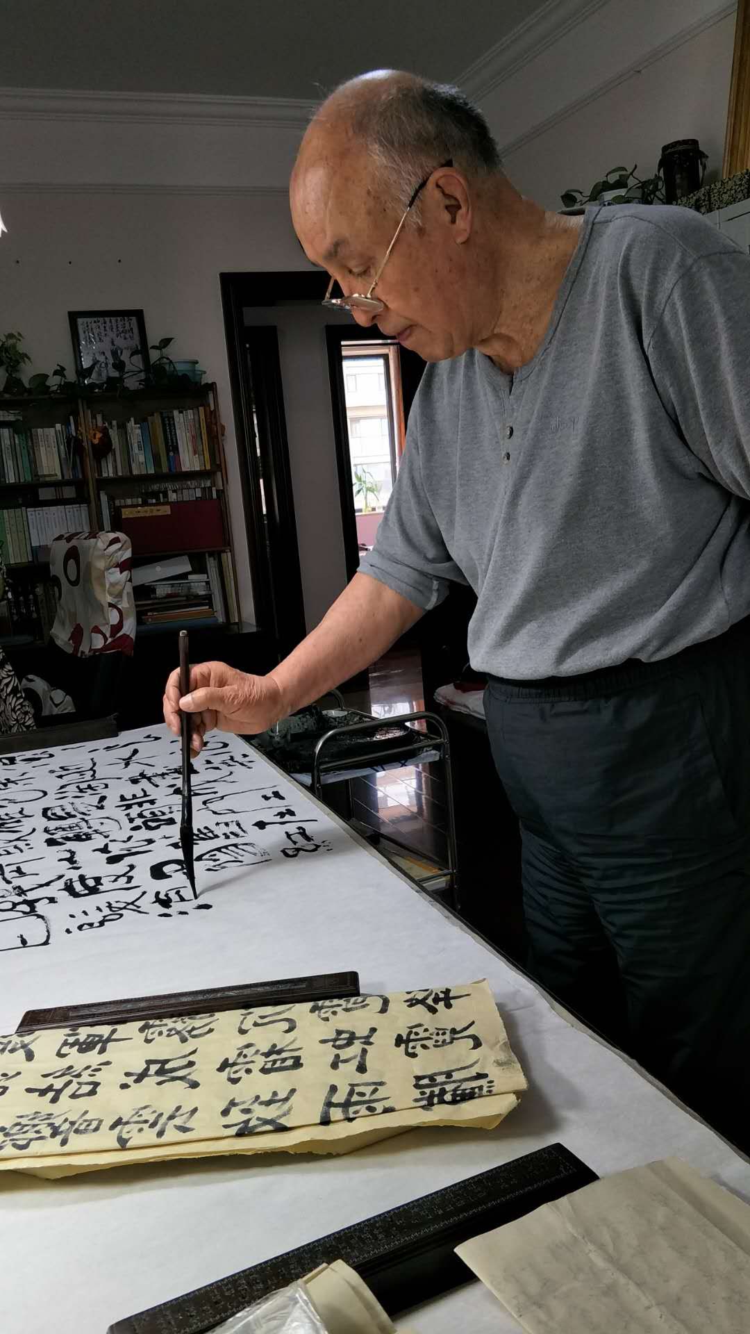 著名表演艺术家许还山先生向江西省档案馆捐赠抗疫书法作品