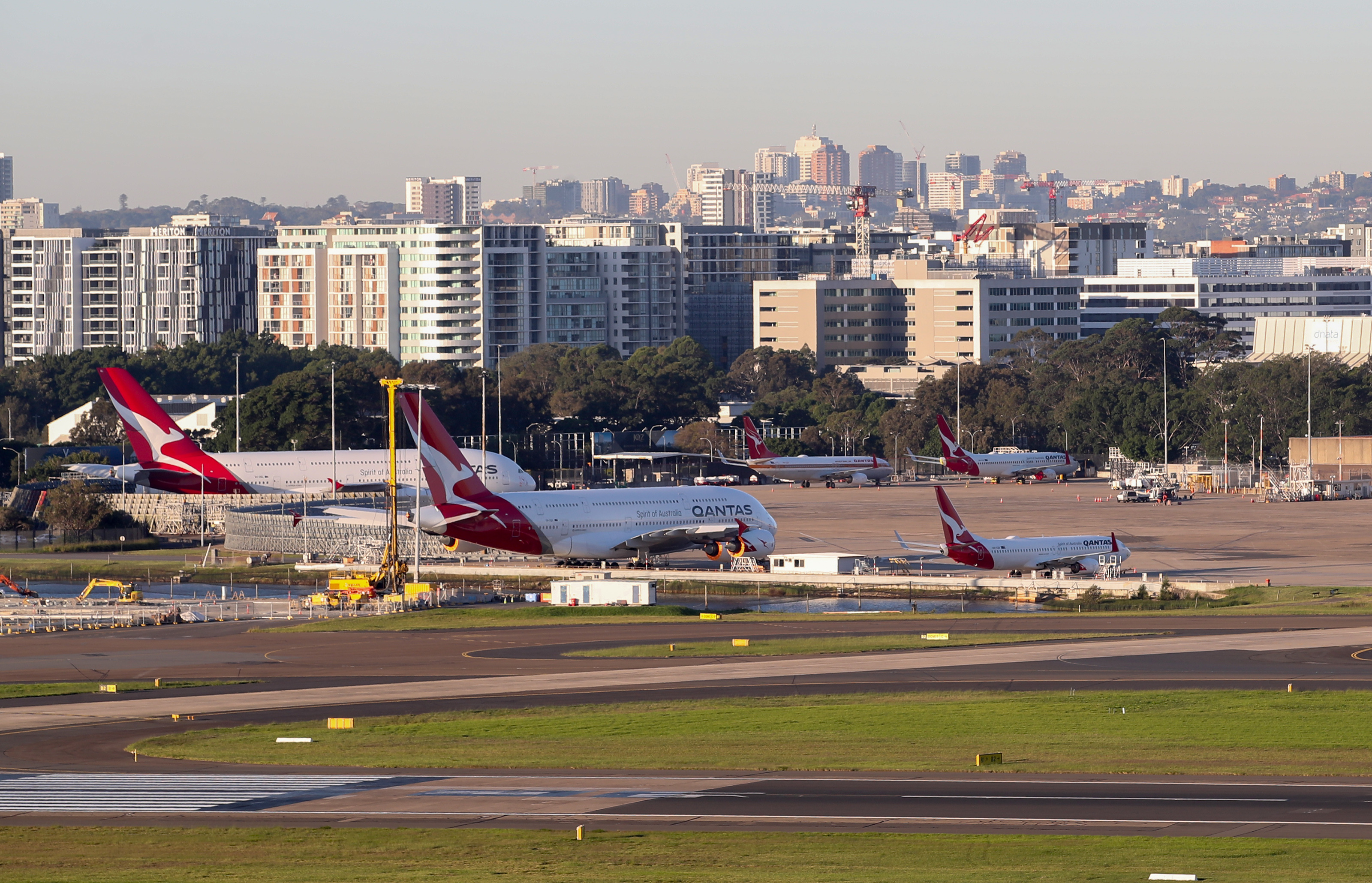 4月15日,在澳大利亚悉尼机场,多架澳洲航空客机停泊在维修区