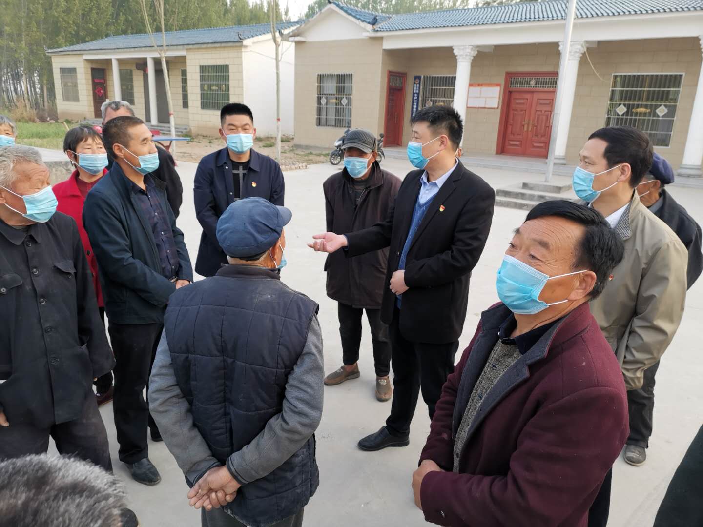 汴梁三农开封祥符区领导看望慰问夕阳红志愿服务队