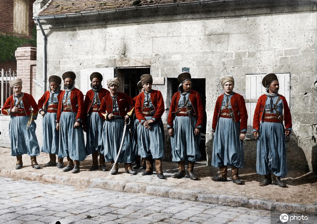 艺术家制彩图揭一战法国士兵生活日常