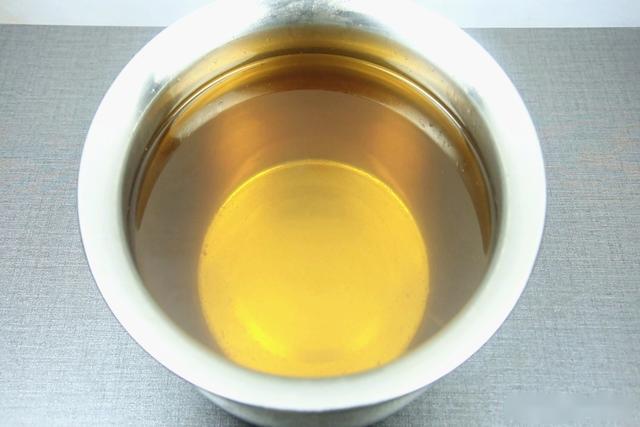 饭店炒菜为啥放明油明油是啥看大厨详细解答难怪炒啥菜都香