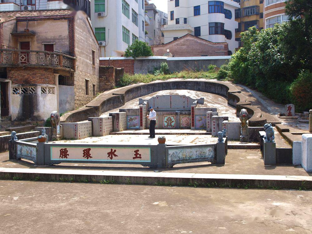 后护坡,护墙,龟背形墓丘等均为三合土构筑,墓碑及其前面祭台的拦板,墓