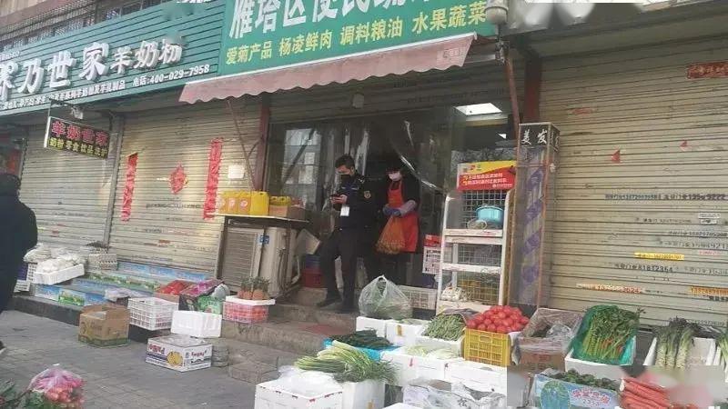 疫情下的温度:可以占道经营店外摆摊.