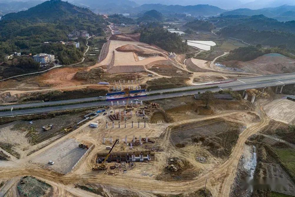 新柳南高速公路路線自北向南依次經過柳州柳江縣,來賓忻城縣,合山市