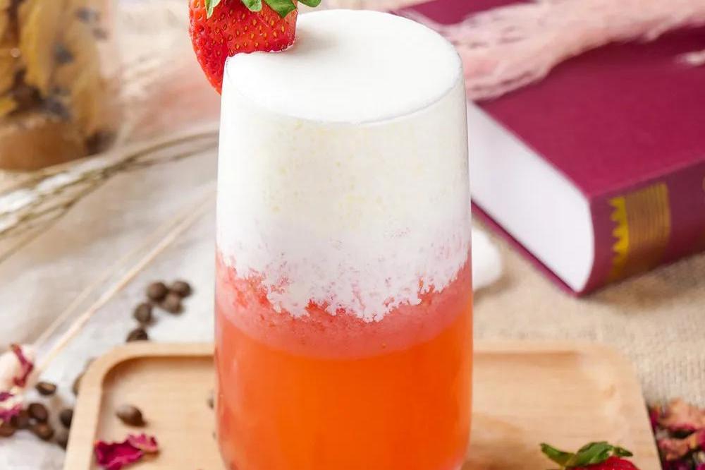 杯中放入110g草莓压碎,加入糖浆30ml