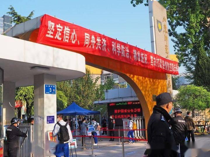 济南高三生开学啦!一大早,山师附中学生分批次错时检测入校