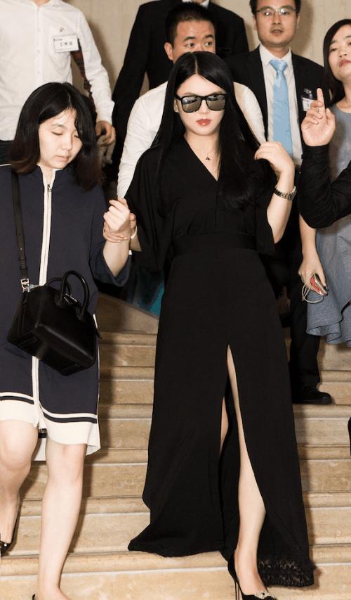 原创当明星助理不容易她让助理跪着打伞怪不得这么多年没红起来