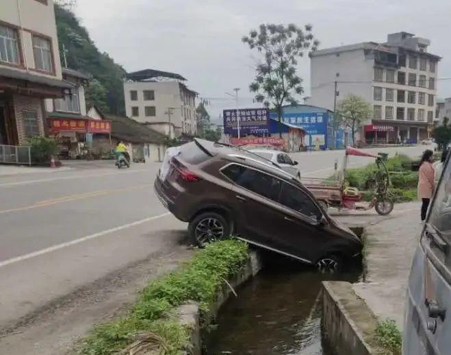 揪心上林交通事故2起一人受伤倒地上林时空