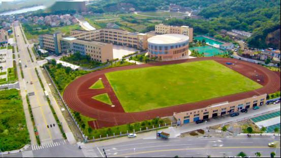 校园环境蛟头中学全称"舟山市普陀区六横镇蛟头初级中学",位于美丽的