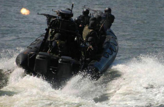 大型客机在雅典被4名巴勒斯坦人和2名西德人劫持到乌干达的恩德培机场