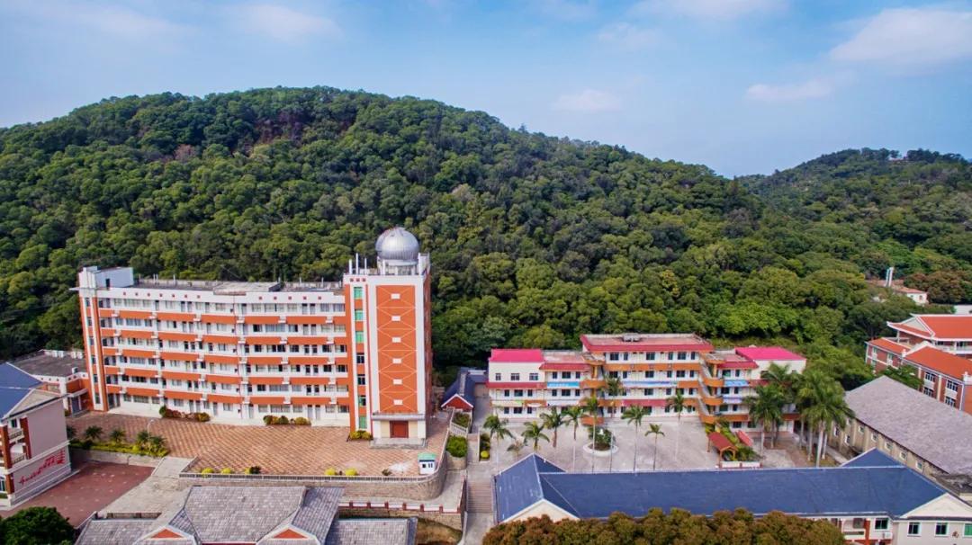 傅仰沯先生在南安华侨中学捐建的科学馆(左)和子柱楼(右).