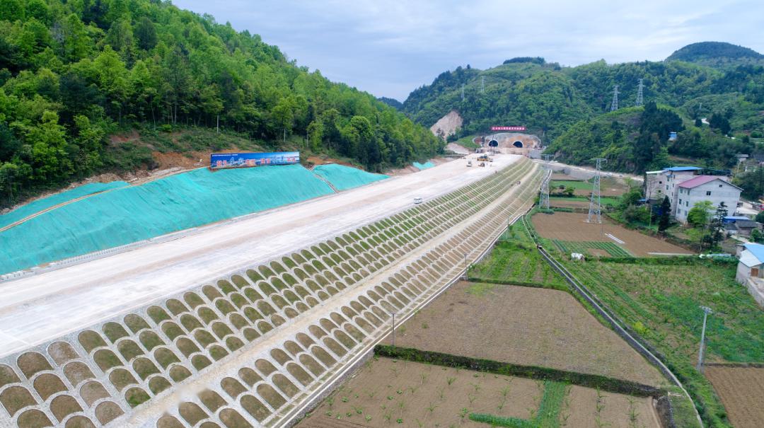 喜讯遵义至余庆高速首段路基路床交验离全线通车又进了一步