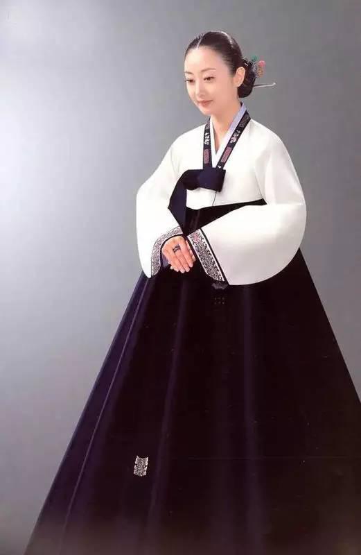 给看明妃传的你科普下大明服饰