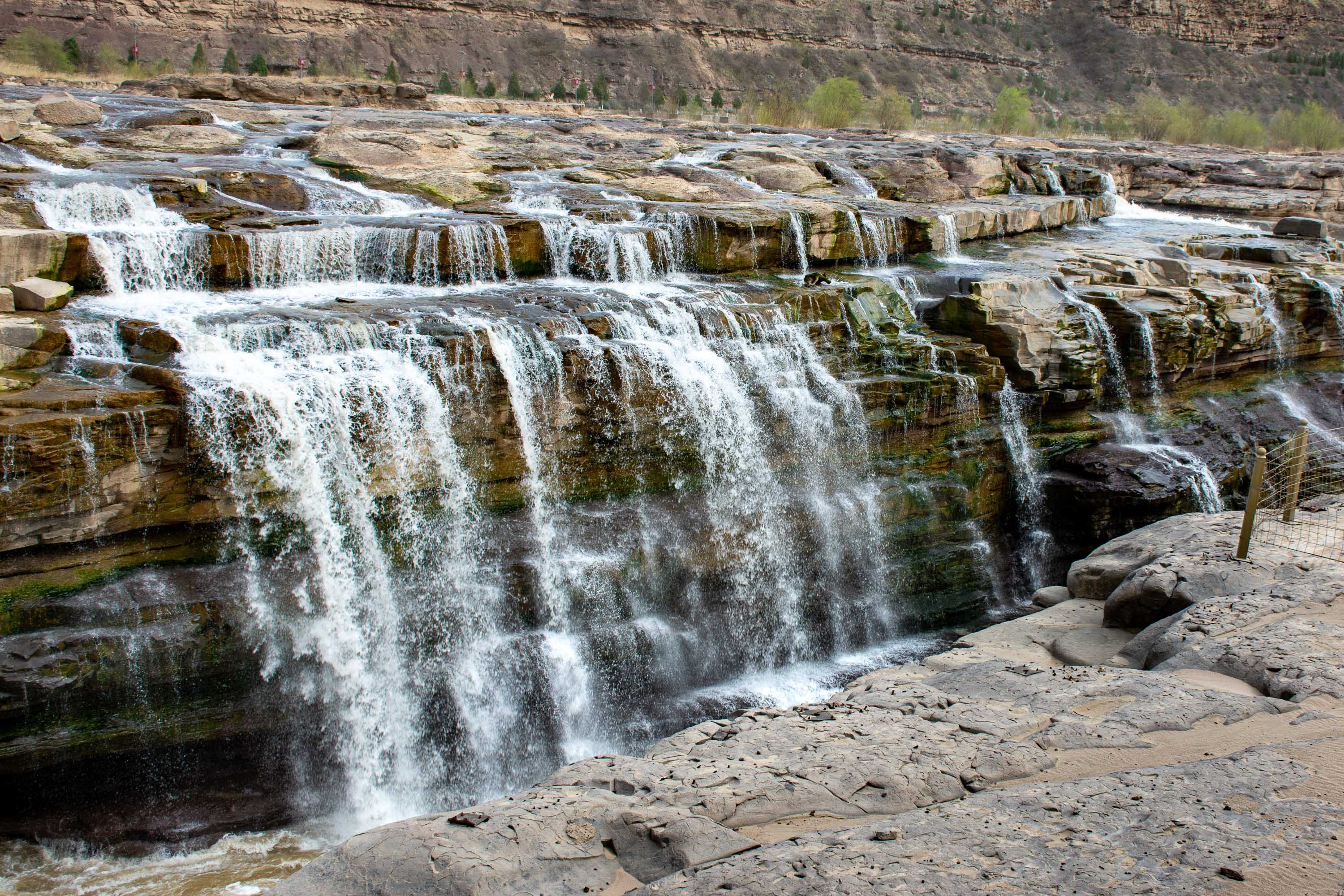 原创六万年才形成的黄色超大瀑布每年向北移动一米曾被印在钱背面