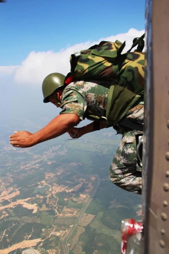 从军23载安全组织20000人次的跳伞这个特战伞王有点猛