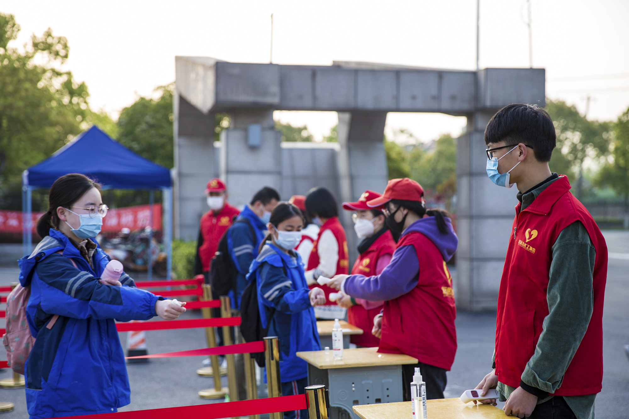 定远县义工协会助力定远中学开学