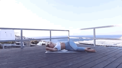 step 1 :侧身卷腹,平躺在垫子上,单腿屈膝压向另一边,开始卷腹30s.